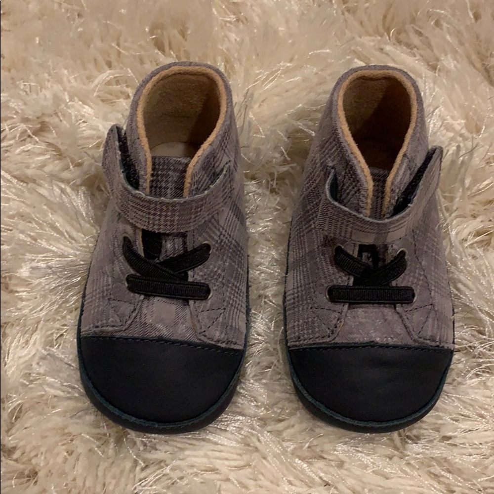 Baby boys Ugg shoes size 2/3 - Picture 1 of 6